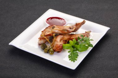 Kavrulmuş tavşan bacaklar