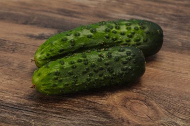 Olgun taze yeşil iki salatalık