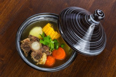 Sığır eti ve mısır çorbası