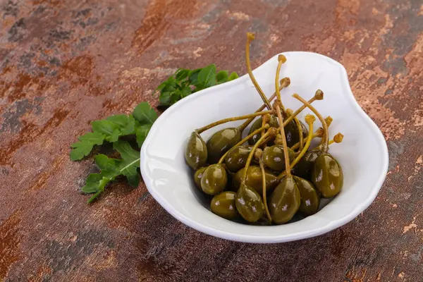 Capersberries en escabeche en el tazón — Foto de Stock