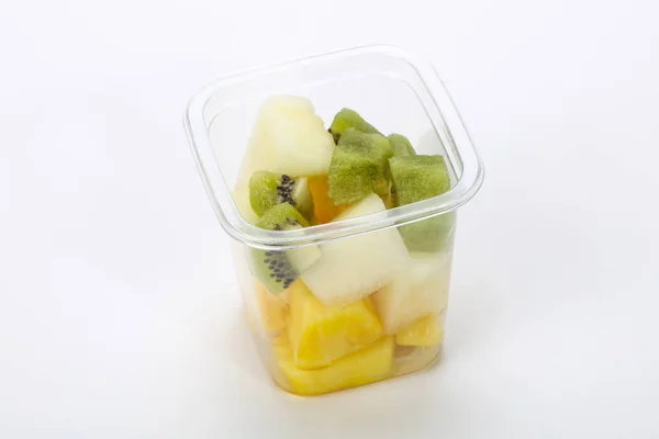 Нарезанная фруктовая смесь в коробке — стоковое фото