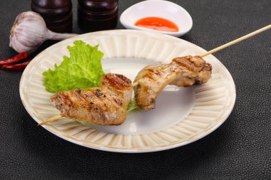 Tavuk kanatları şiş