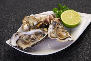 İstiridye kireç ve maydanoz ile