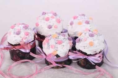 Krema ile Paskalya geleneksel kek kulich