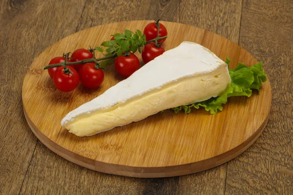 Brie formaggio triangolo servito insalata — Foto Stock