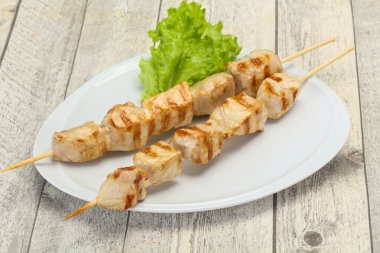 Izgara domuz şiş salata servis