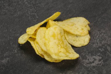 Doğal patates tuzlanmış cips yığını