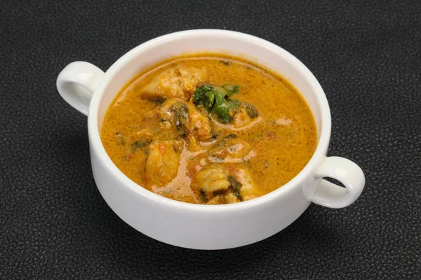 Soupe traditionnelle de poulet au curry thaï — Photo