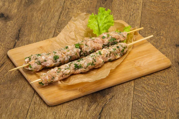 Rauwe gehakt varkens spiesje kebab voor Grill — Stockfoto