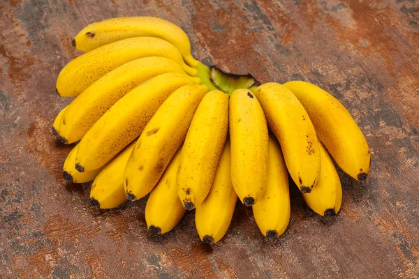 Reife süße Mini-Bananenhaufen — Stockfoto