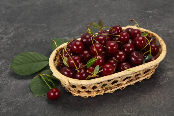 Sweet ripe cherry with leaves — Stock Photo, Image