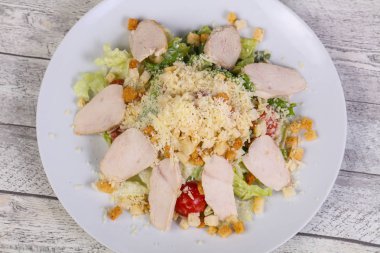 Sezar salata tavuk göğsü ile