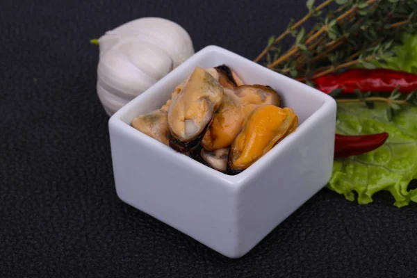 Nakládané slávky v misce podávané pepř, česnek a salátem — Stock fotografie