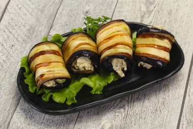 Peynir ve otlar ile patlıcan rulo dolması