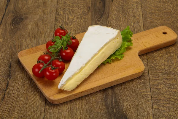 Triangle de fromage brie servi en salade — Photo