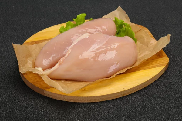 Petto di pollo crudo pronto per la cottura — Foto Stock