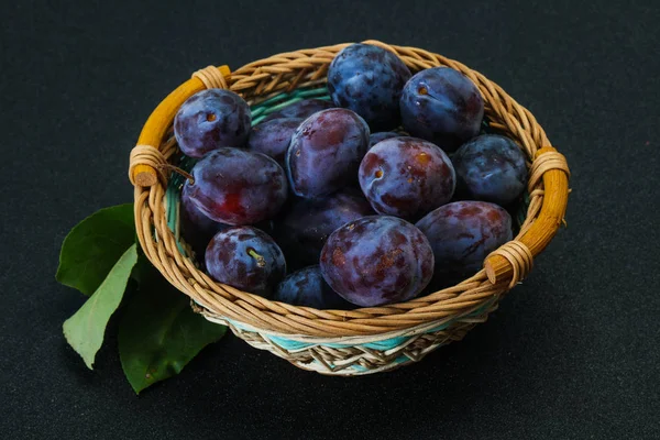 Ripe plum heap in the basket — Stock Photo, Image