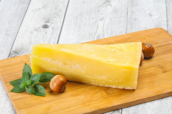 Пармезанський сир подається базилік і горіхи — стокове фото