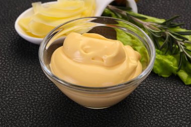 Kabın içinde peynir sos