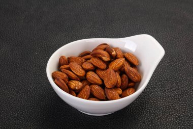 Badem fındık yığını