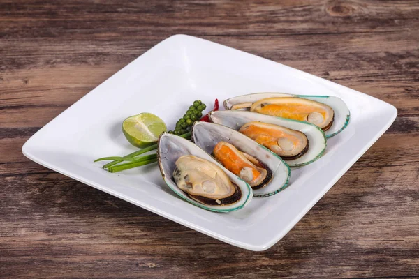 Mezza cozze con lime e pepe — Foto Stock