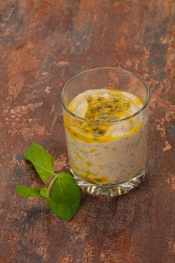 Chia ve tutku meyvesi ile puding