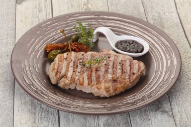 Biber sosu ile ızgara domuz bifteği