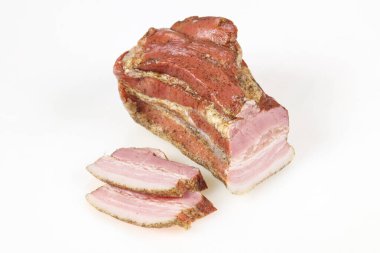 Beyaz arka planda Füme domuz eti