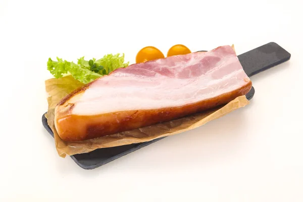 Geräucherte Schweinebrust mit Salatblättern — Stockfoto