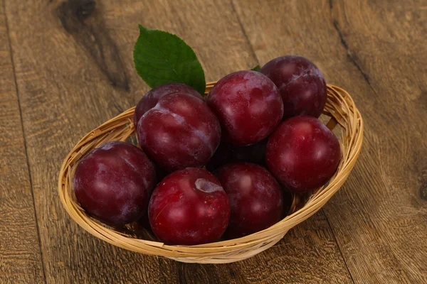 Plum heap in the wooden basket — Stock Photo, Image