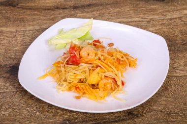 Papaya ve karides ile Tay salatası