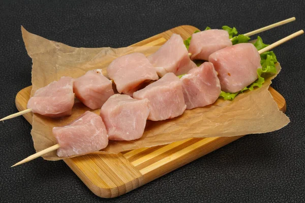 Brocheta de carne de cerdo cruda para parrilla —  Fotos de Stock