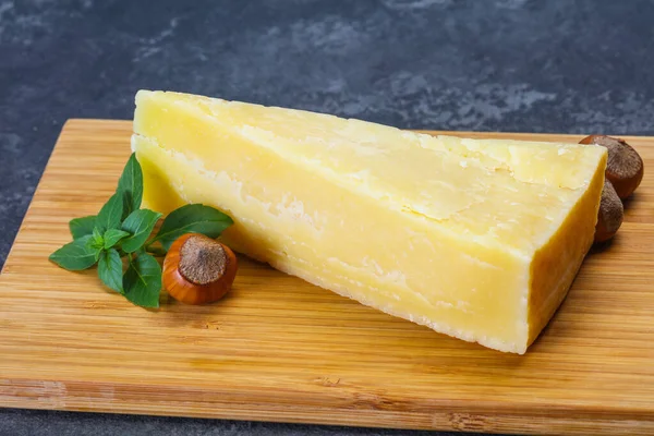 Сыр с пармезаном, базилик и орехи — стоковое фото