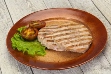 Kumato ile ızgara ton balığı bifteği