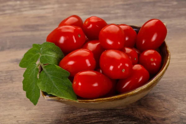 Красные помидоры черри в миске — стоковое фото