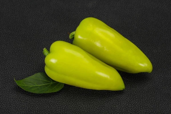 Grüne Paprika auf hölzernem Hintergrund — Stockfoto