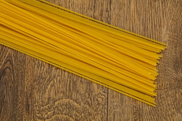Espaguetis crudos secos para bolos —  Fotos de Stock