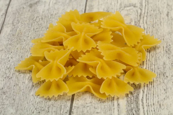 Rohe, trockene Farfalle-Pasta zum Kochen — Stockfoto