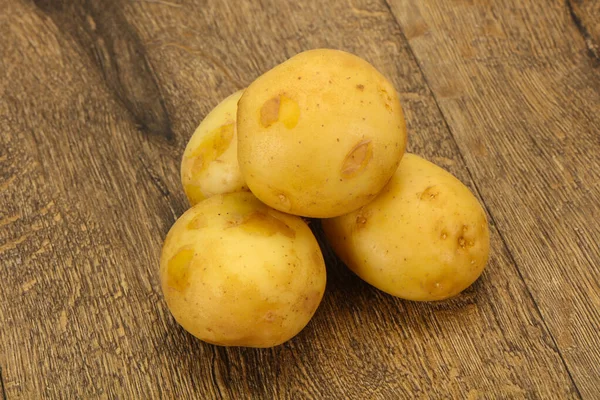 Молодая маленькая сезонная картофельная куча — стоковое фото