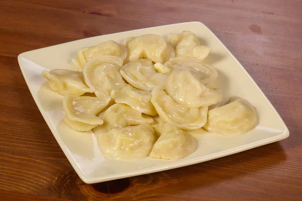 Zelfgemaakte dumplings met aardappelpuree — Stockfoto