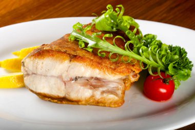 Limon ve otlar pişmiş somon servis