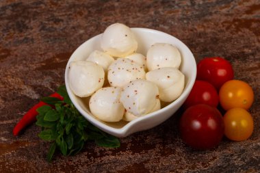 Fesleğen yapraklı ve domatesli Mozzarella peyniri topları.