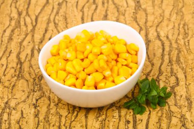 Genç tatlı mısır kasesinde