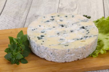 Salata ve fesleğenli yuvarlak mavi peynir.