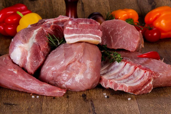 Carne Crua Porco Sobre Fundo Madeira — Fotografia de Stock
