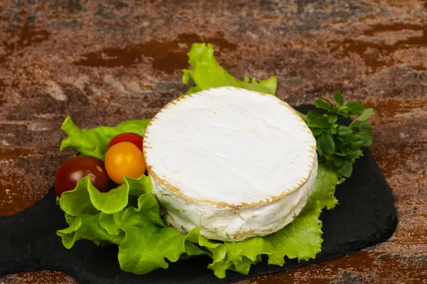 Queijo Camembert Delicoso Com Folhas Salada — Fotografia de Stock