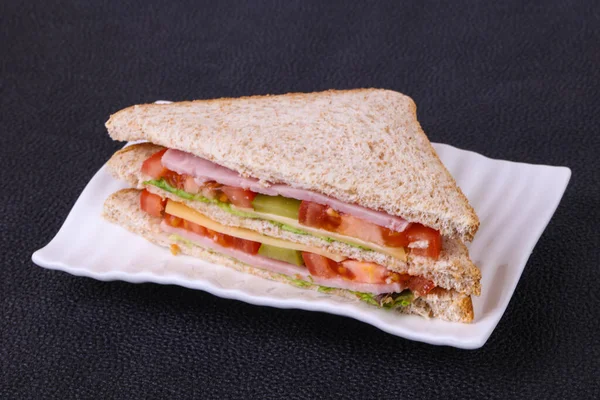Club Sandwich Med Skinka Ost Salladsblad Tomat Och Picklad Gurka — Stockfoto