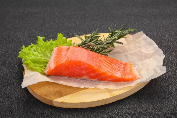 Pezzo Salmone Crudo Sullo Sfondo Legno — Foto Stock