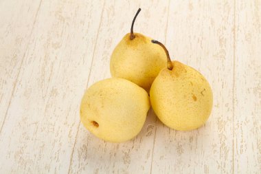 Sulu, olgun, sarı Çin armudu. 