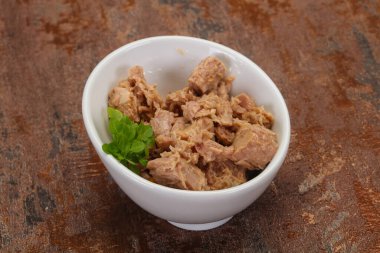 Kasede ton balığı konservesi fesleğen yaprağı var.